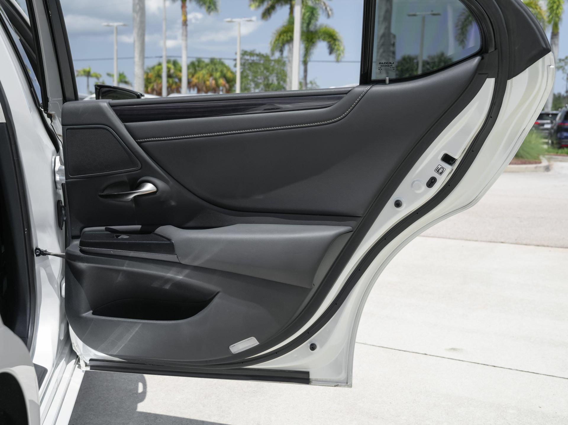 Used 2020 Lexus ES 300h w/ Premium Package FWD image 37