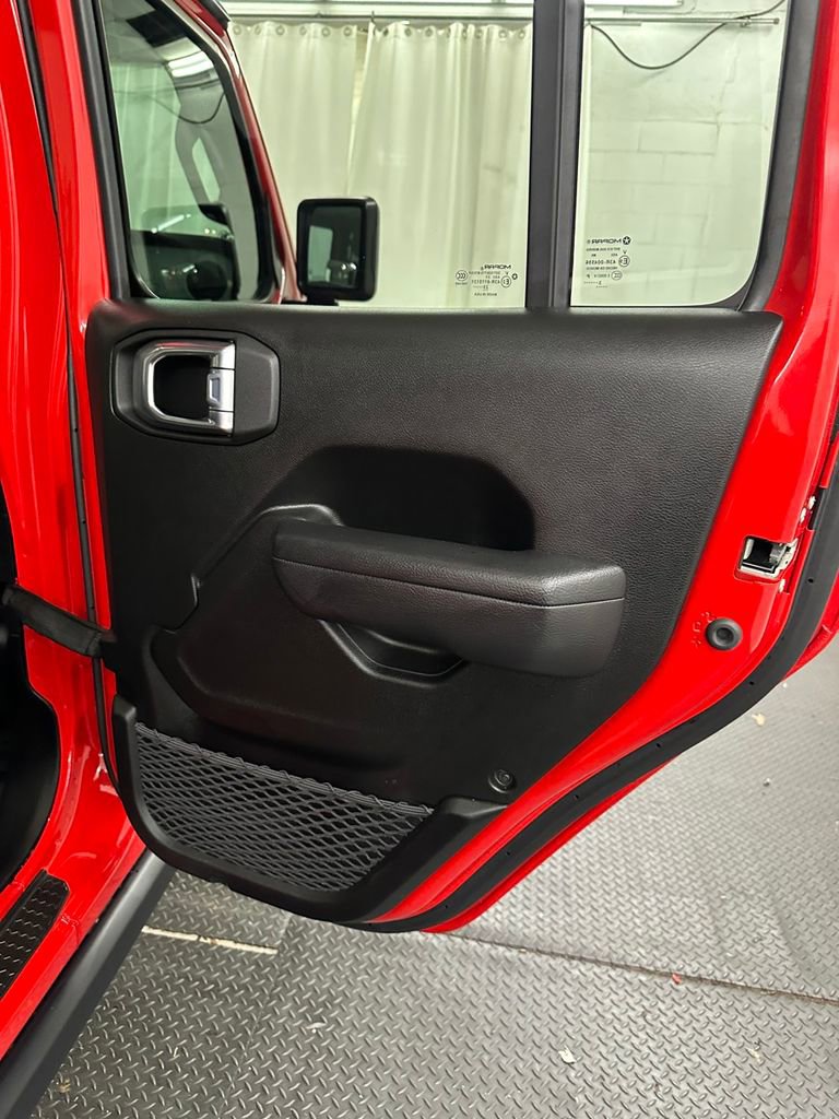 Used 2024 Jeep Wrangler Unlimited AWD/4WD image 31