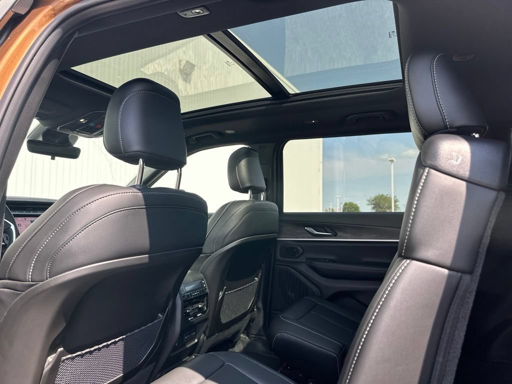 New 2026 Jeep Grand Cherokee L Limited w/ Limited Altitude Package AWD/4WD image 14
