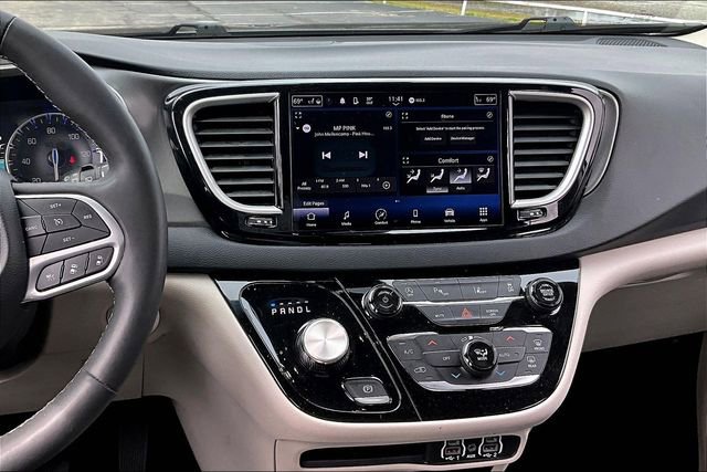 Used 2023 Chrysler Pacifica Touring-L image 9
