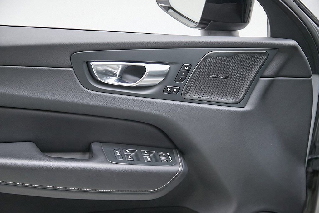 Used 2023 Volvo XC60 B6 Ultimate w/ Protection Package Premier image 11