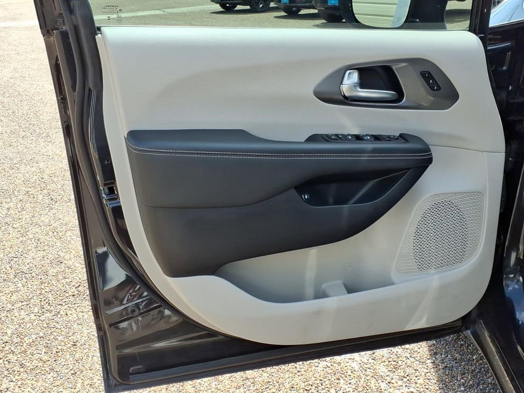 Used 2024 Chrysler Pacifica Select image 20