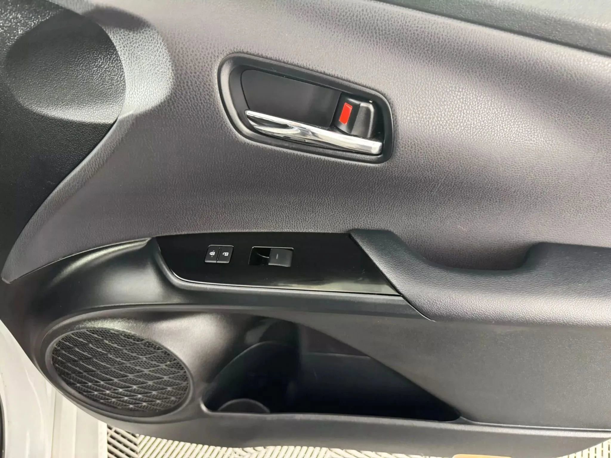 Used 2022 Toyota Prius LE FWD image 40