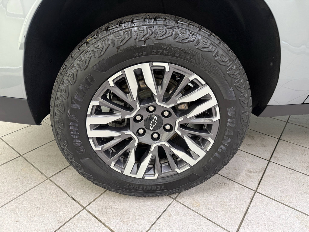 Certified 2025 Chevrolet Suburban Z71 AWD/4WD image 15