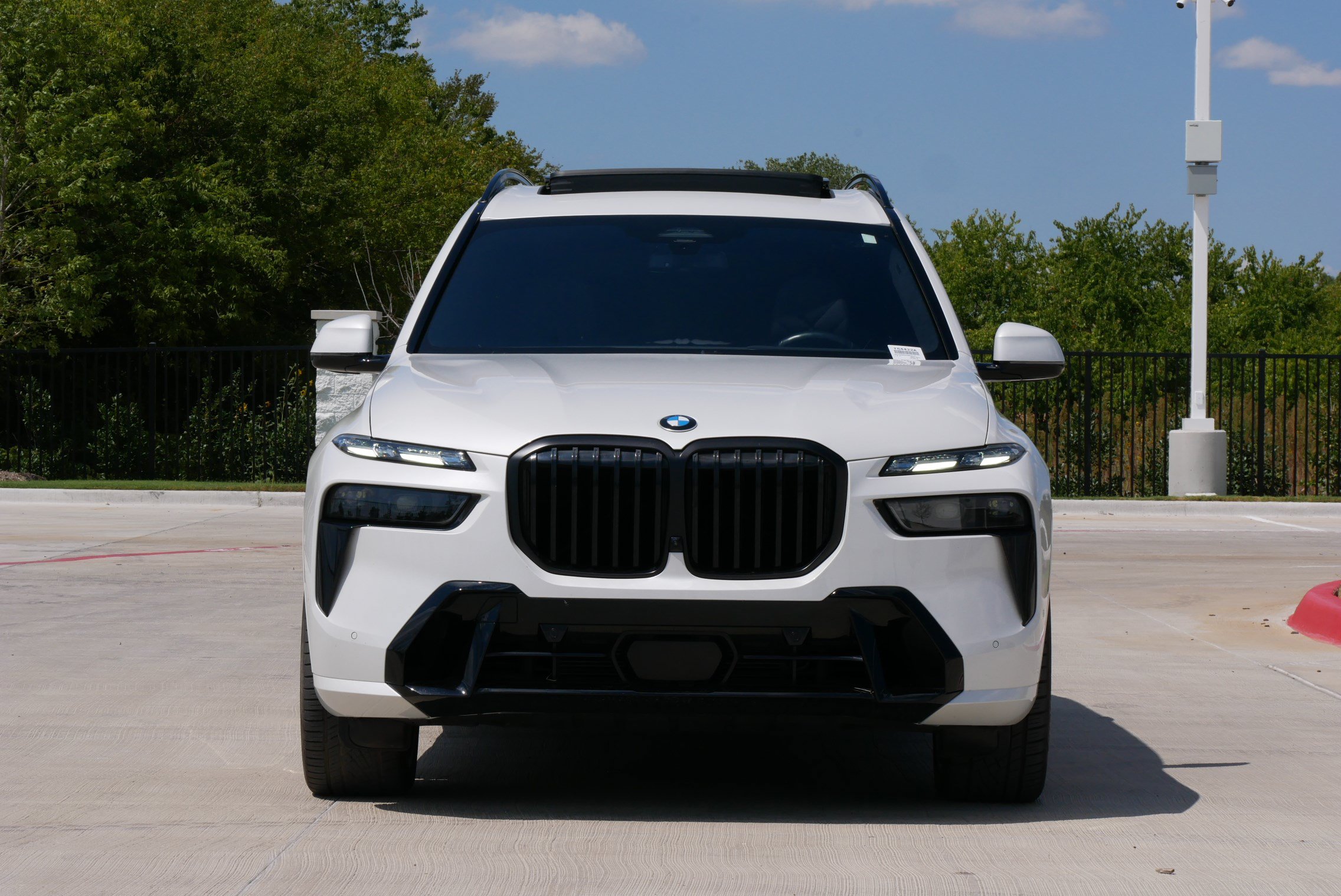 Used 2024 BMW X7 xDrive40i w/ M Sport Package AWD/4WD image 3