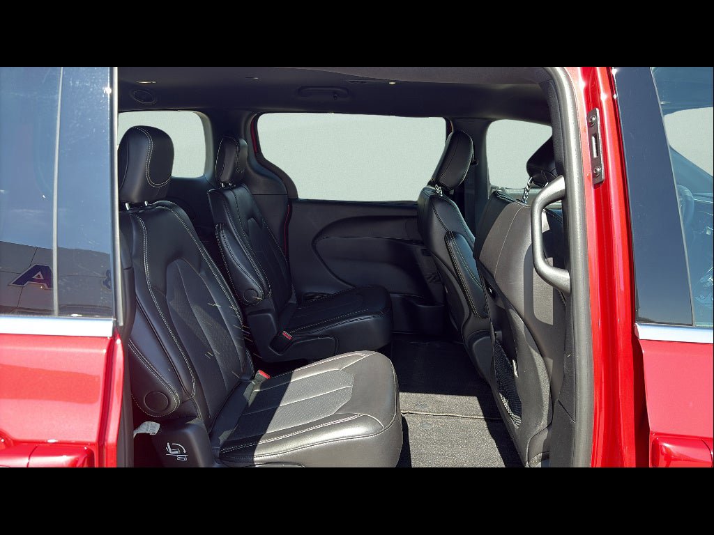Used 2025 Chrysler Pacifica Select FWD image 25