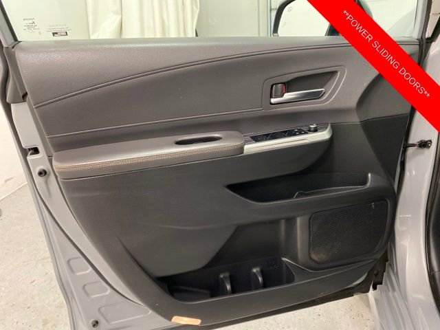 Used 2022 Toyota Sienna XLE Woodland Edition image 13