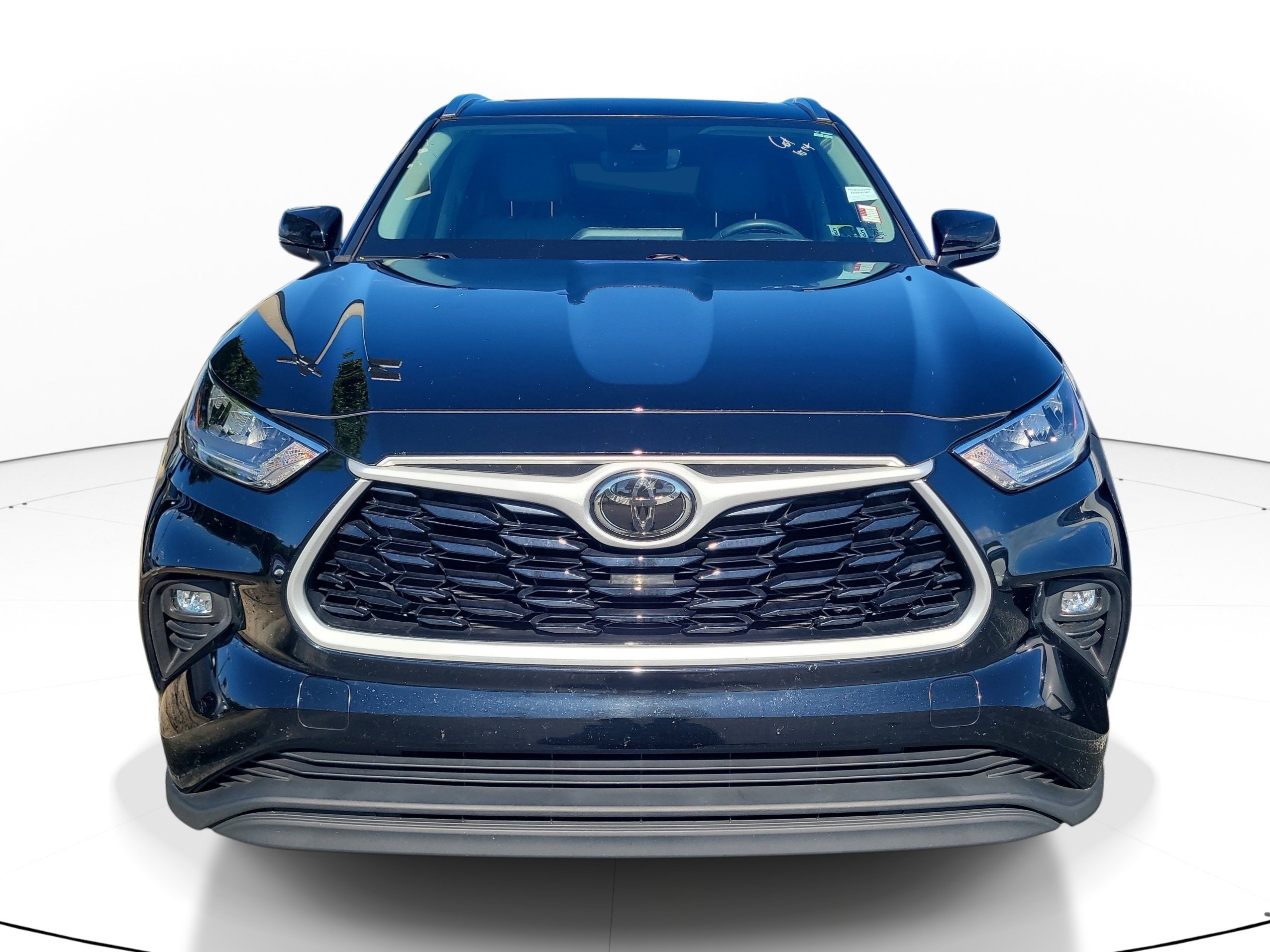 Used 2020 Toyota Highlander XLE AWD/4WD image 2
