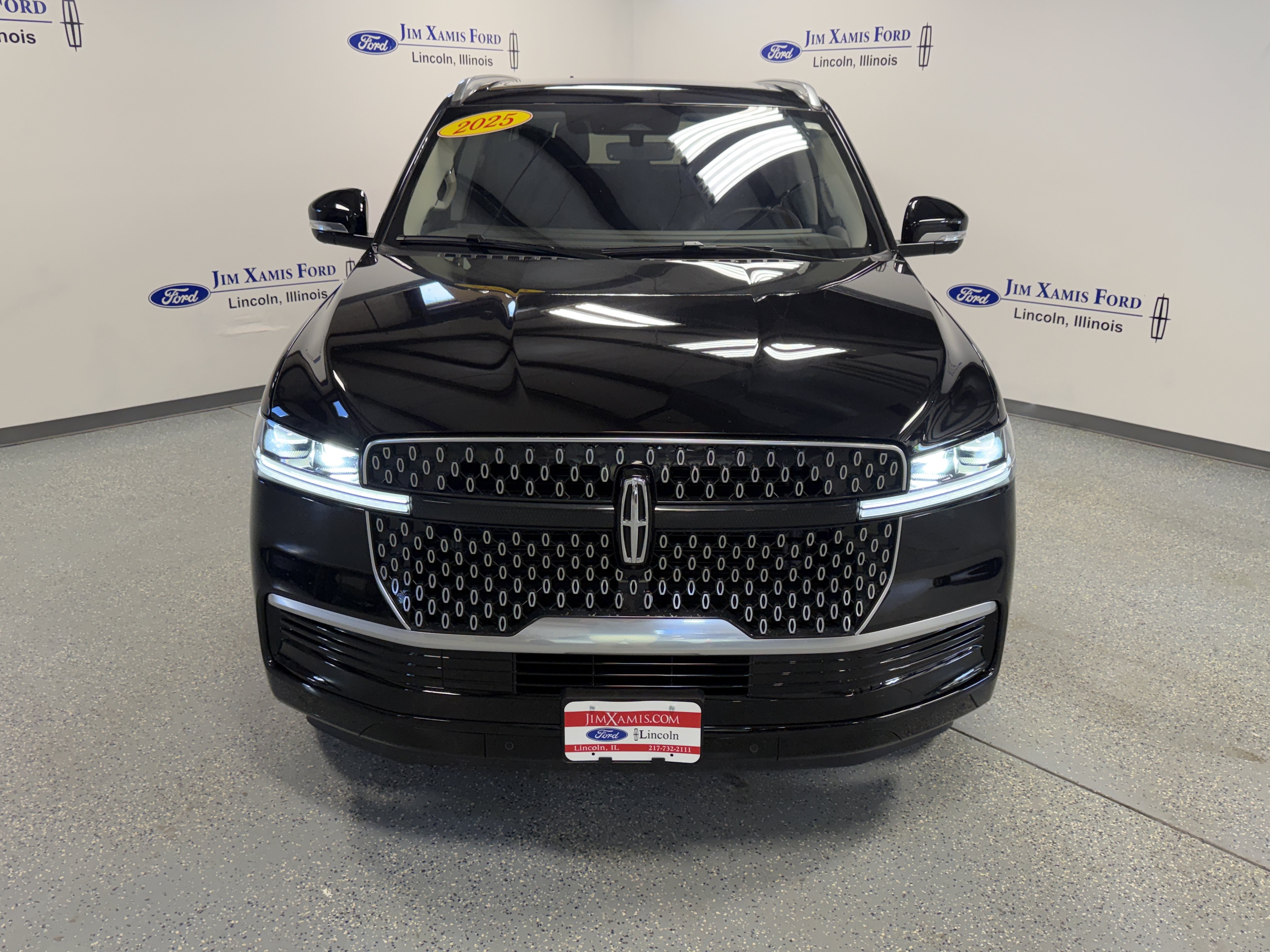 Used 2025 Lincoln Navigator L Reserve AWD/4WD image 2