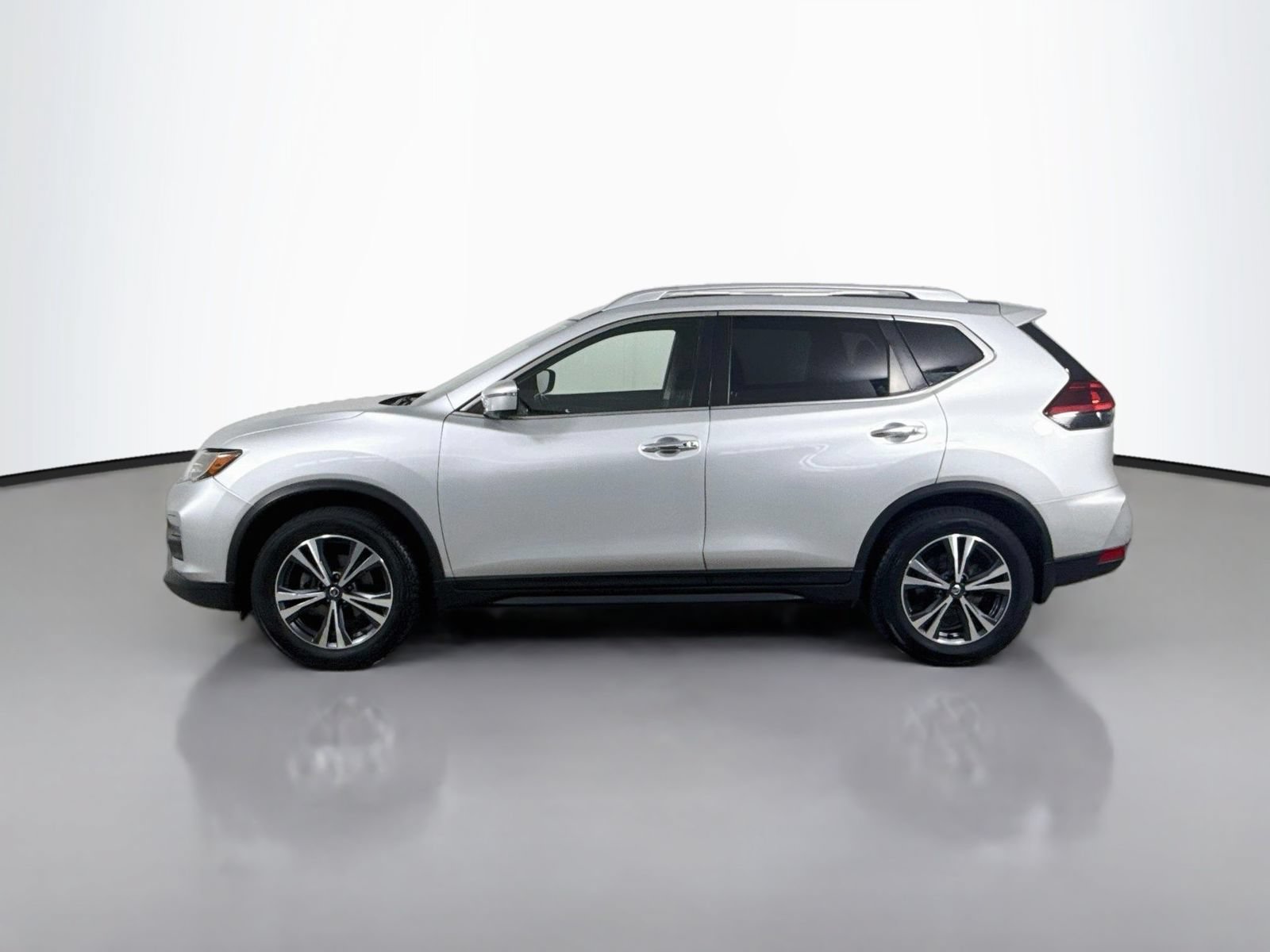 Used 2019 Nissan Rogue SV w/ Sun & Sound Touring Package AWD/4WD image 2