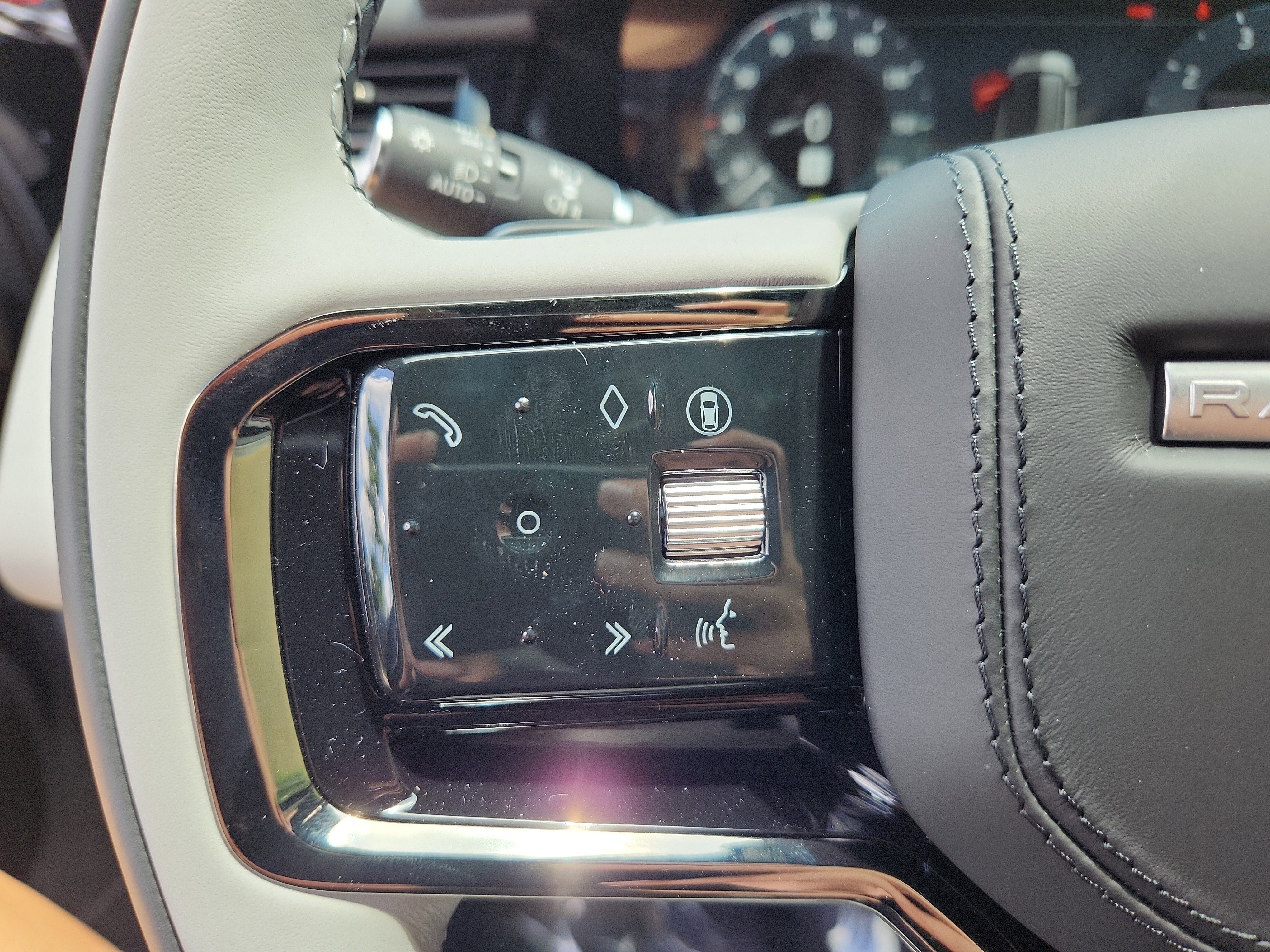 New 2026 Land Rover Range Rover Velar Dynamic SE image 19