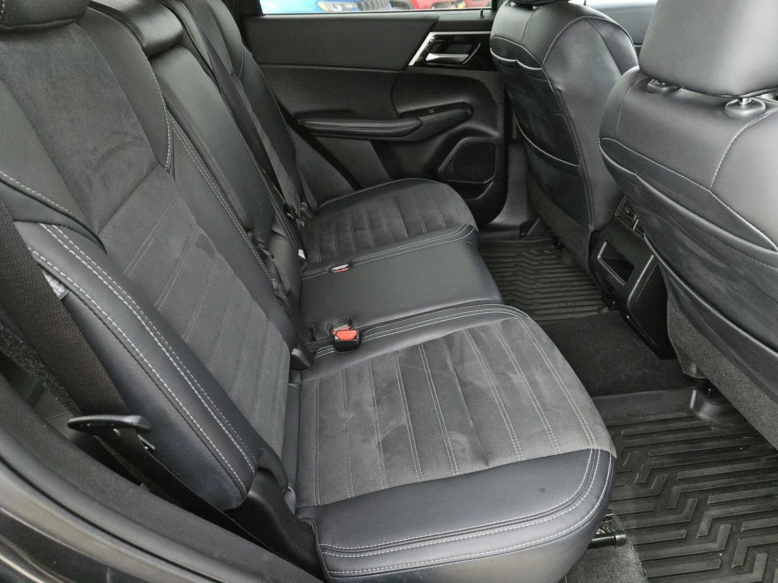 Used 2024 Mitsubishi Outlander SE Black Edition image 26