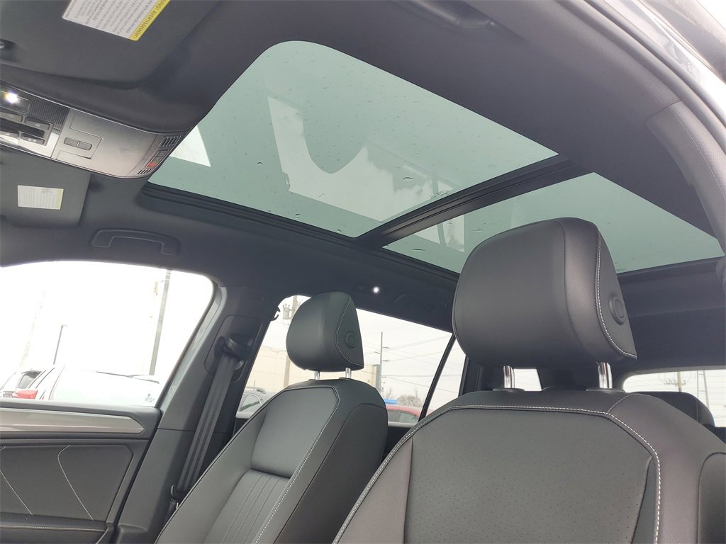 Used 2022 Volkswagen Tiguan SE R-Line image 13