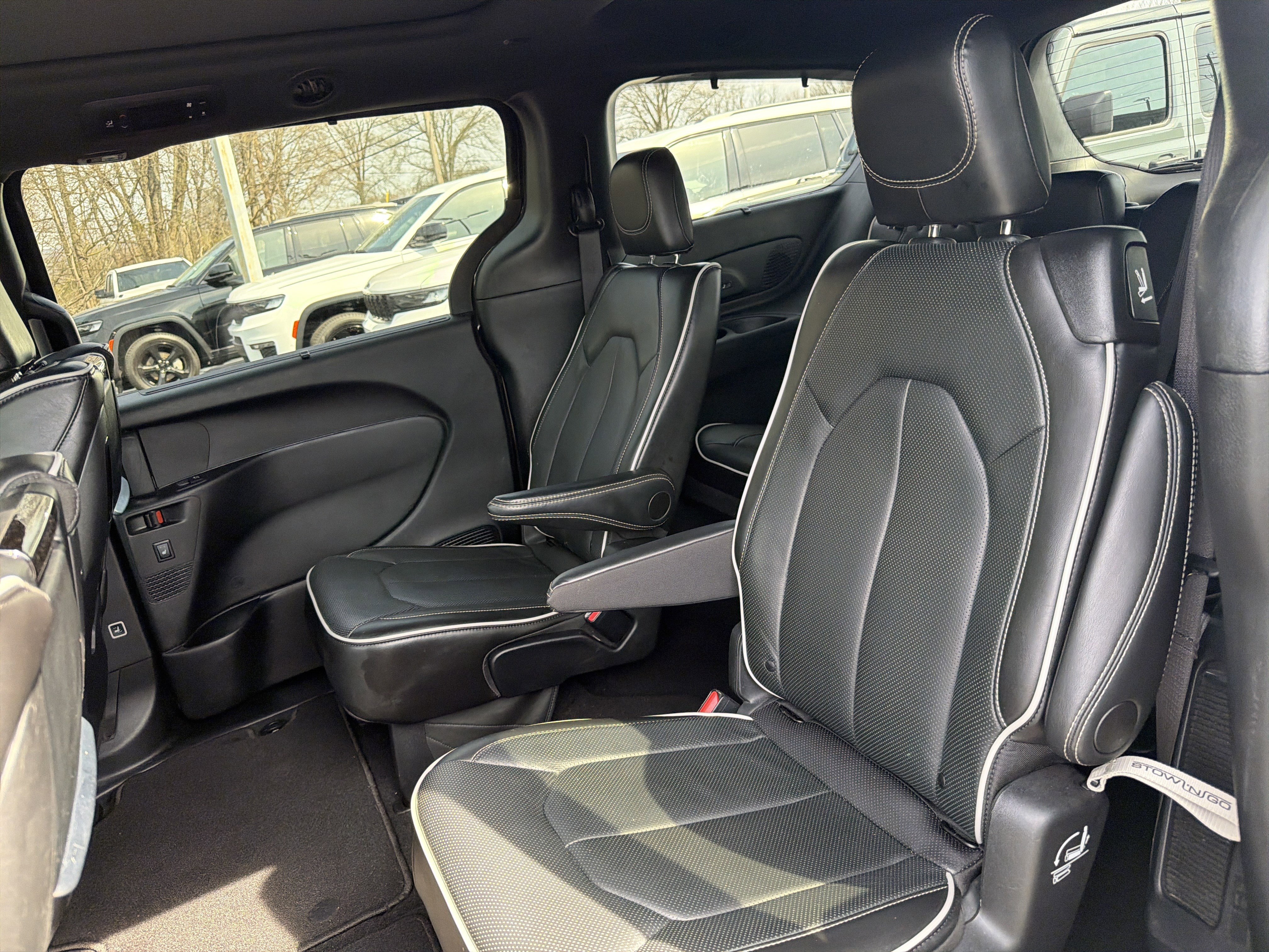 Used 2024 Chrysler Pacifica Limited w/ Uconnect Theater Family Group image 14