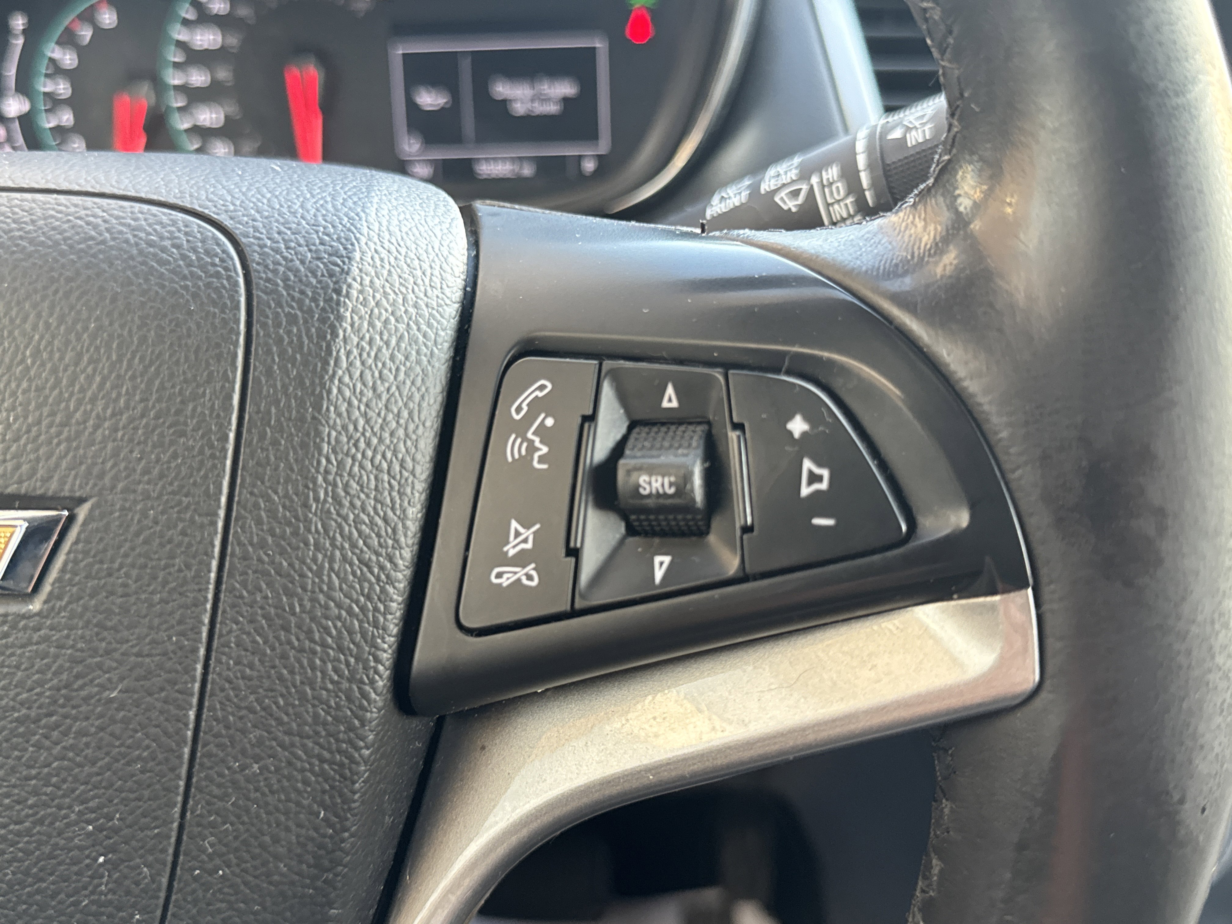 Used 2022 Chevrolet Trax LT w/ LT Convenience Package AWD/4WD image 17