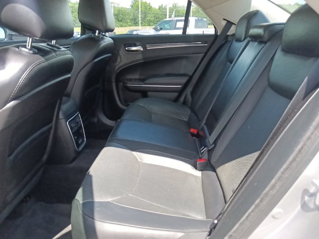 Used 2017 Chrysler 300 C w/ Safetytec Plus Group RWD image 31