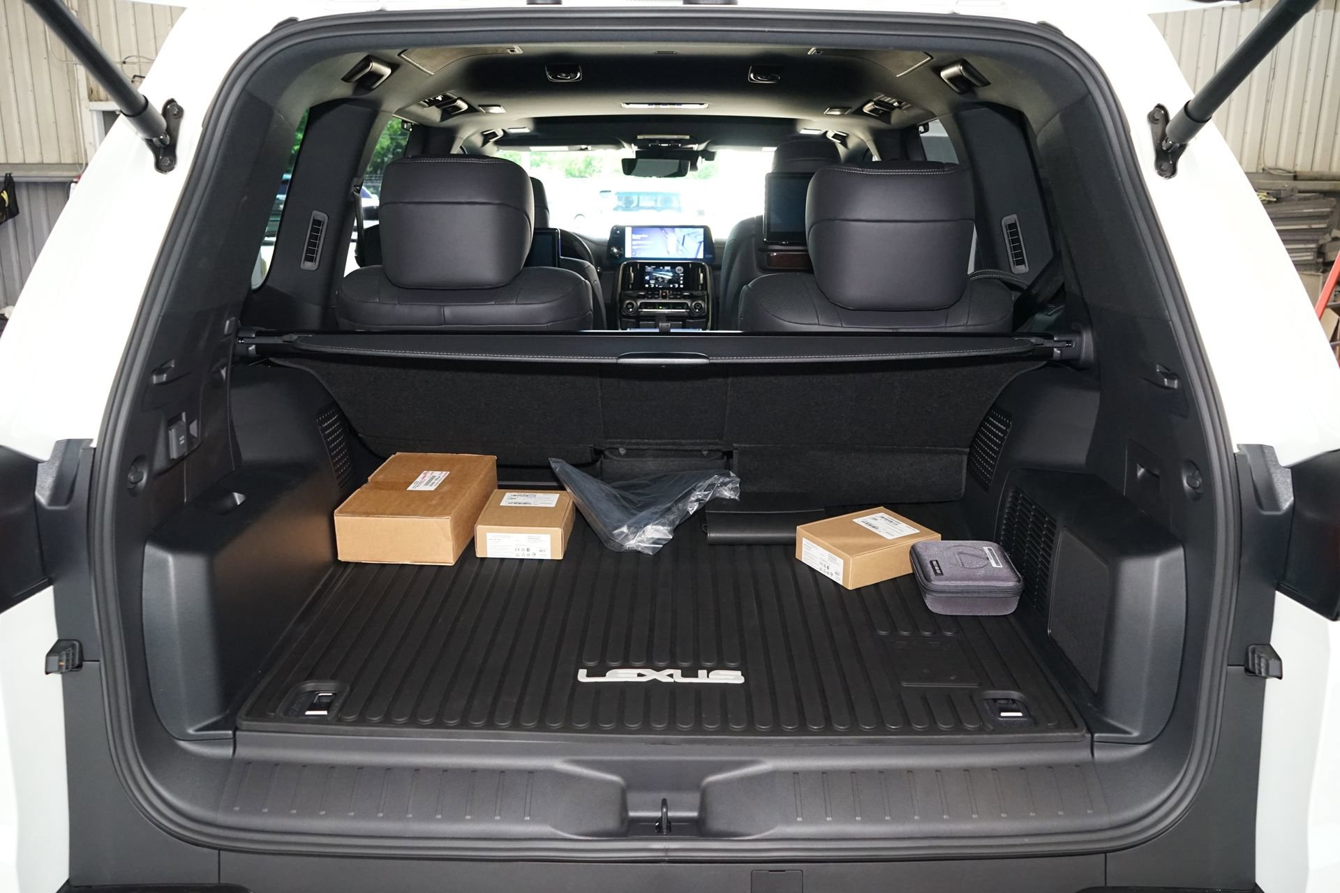 Used 2025 Lexus LX 700h Ultra Luxury w/ Accessory Package (2T) AWD/4WD image 38