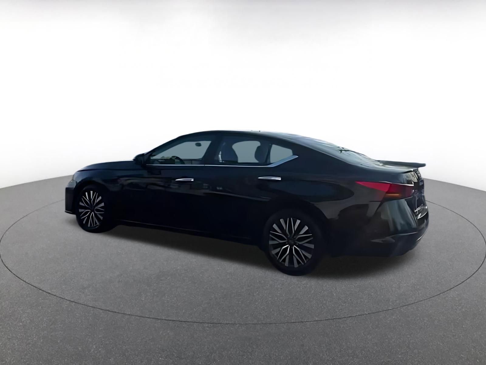 Used 2025 Nissan Altima 2.5 SV FWD image 16