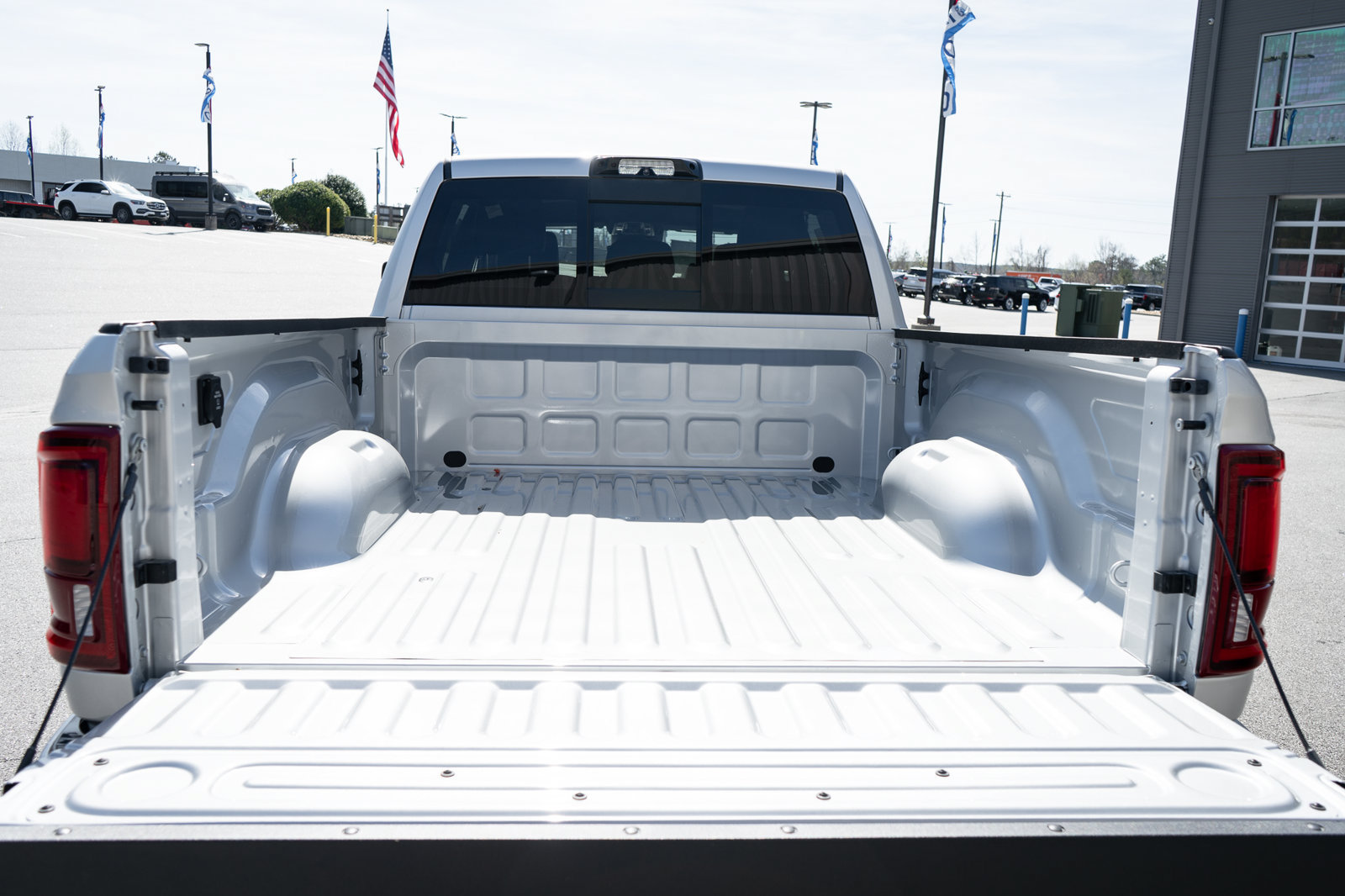 New 2026 RAM 2500 Laramie AWD/4WD image 9