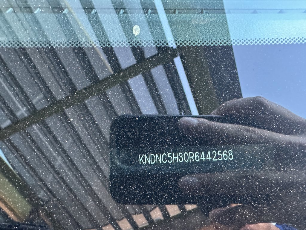 Used 2024 Kia Carnival EX image 44