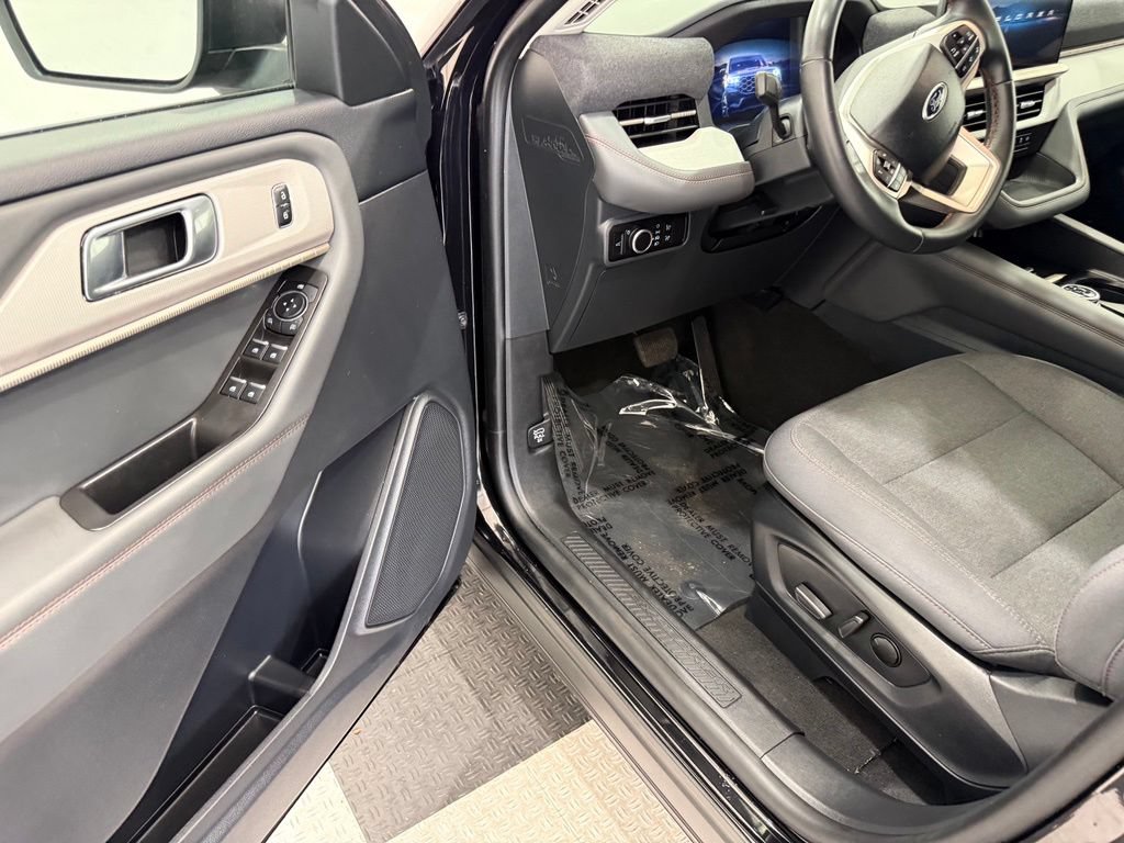 Certified 2025 Ford Explorer Active AWD/4WD image 33