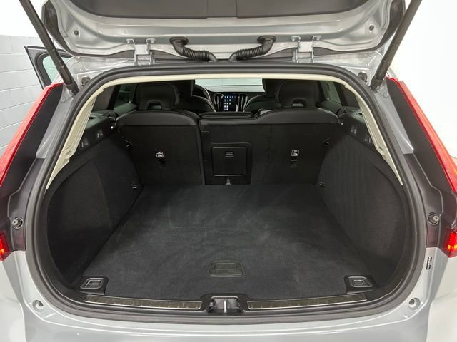 Used 2025 Volvo V60 B5 Cross Country Plus image 6