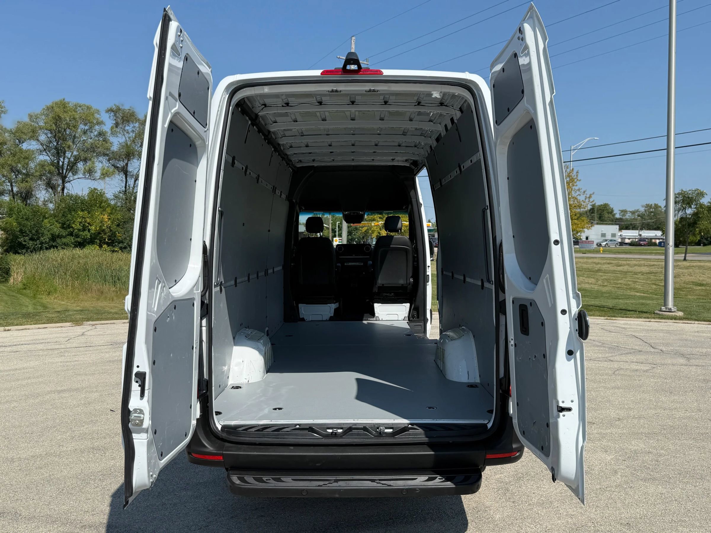 Used 2024 Mercedes-Benz Sprinter 2500 image 9