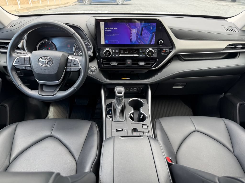 Used 2023 Toyota Highlander XLE FWD image 2