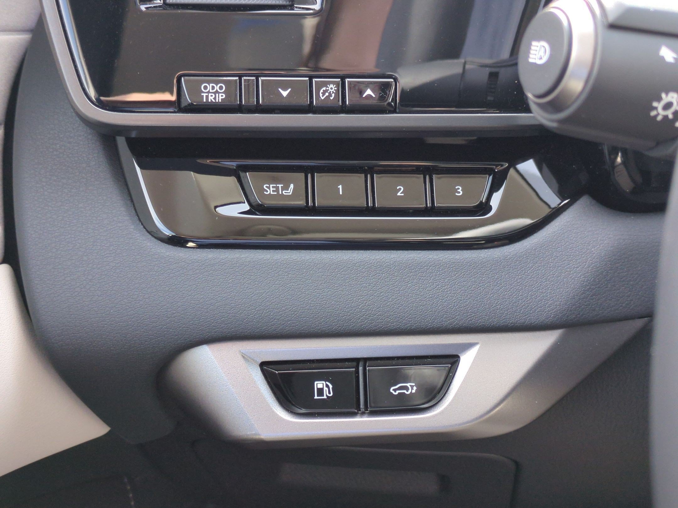 Used 2025 Lexus RX 450h AWD w/ Convenience Package image 17
