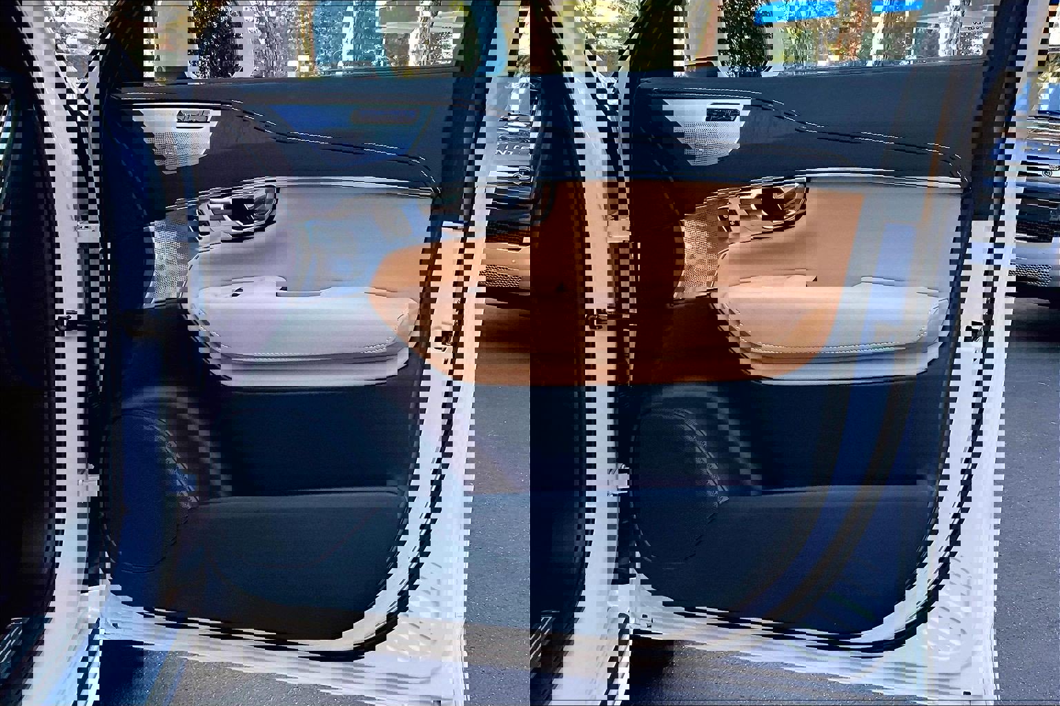 Used 2022 Volvo XC90 T6 Inscription w/ Advanced Package image 28