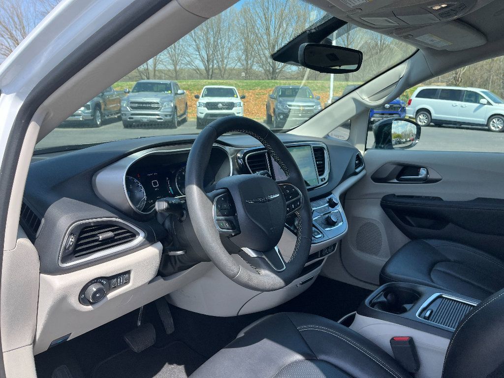 Used 2024 Chrysler Pacifica Touring-L image 34
