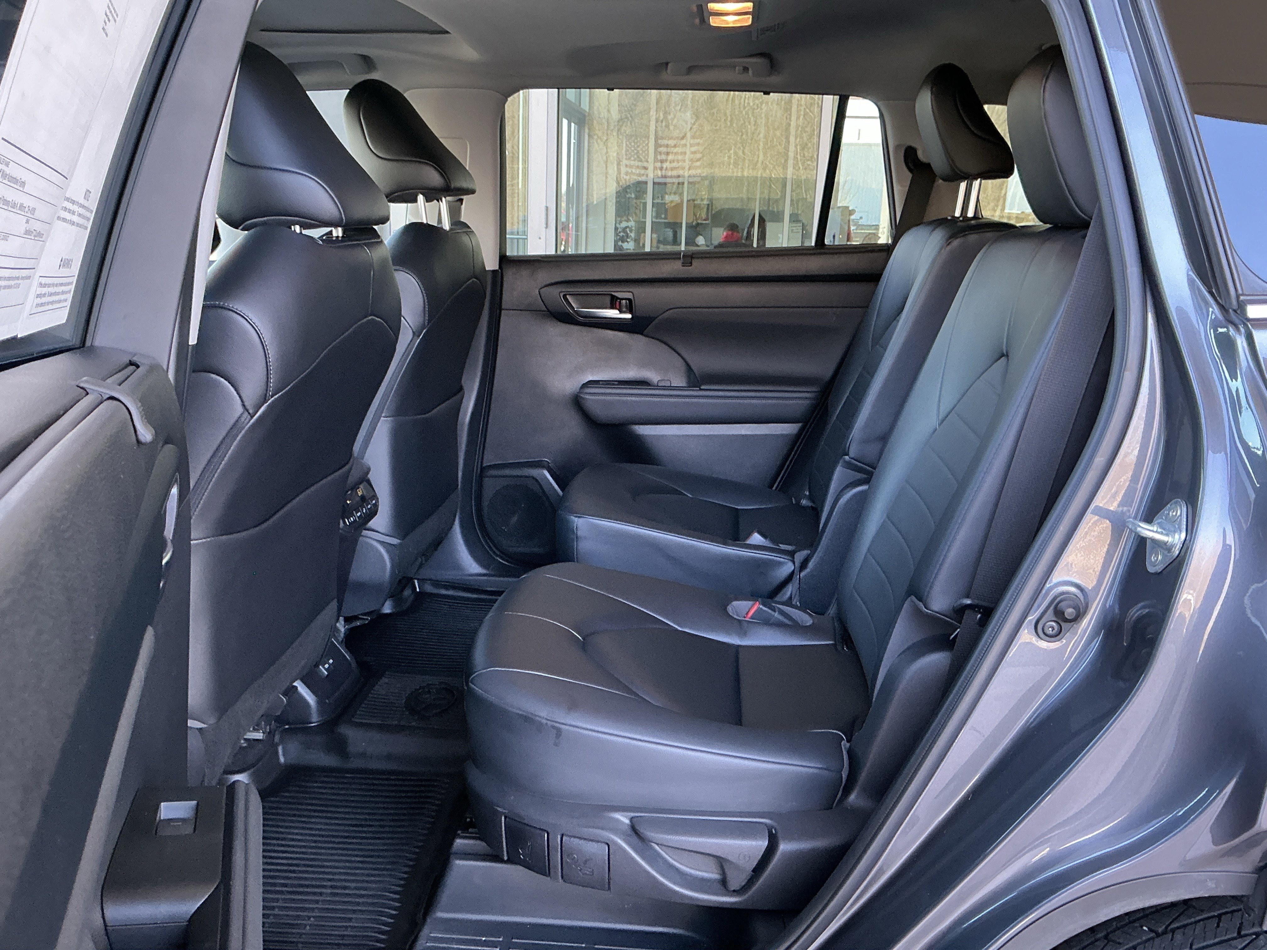 Used 2023 Toyota Highlander XLE image 18