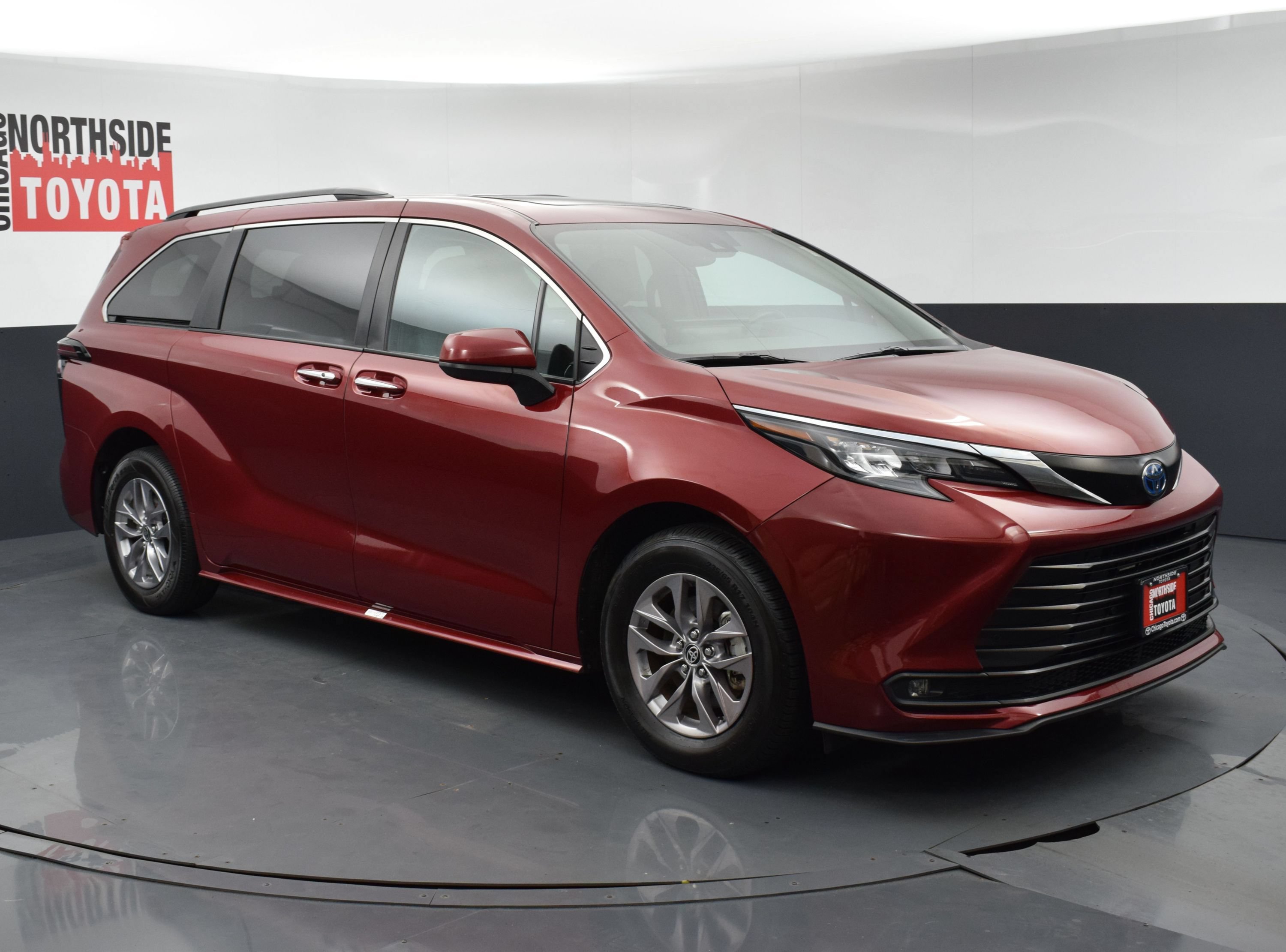 Used 2025 Toyota Sienna XLE FWD image 6