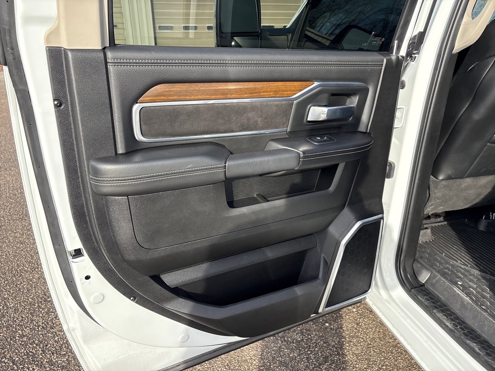 Used 2024 RAM 3500 Laramie image 13