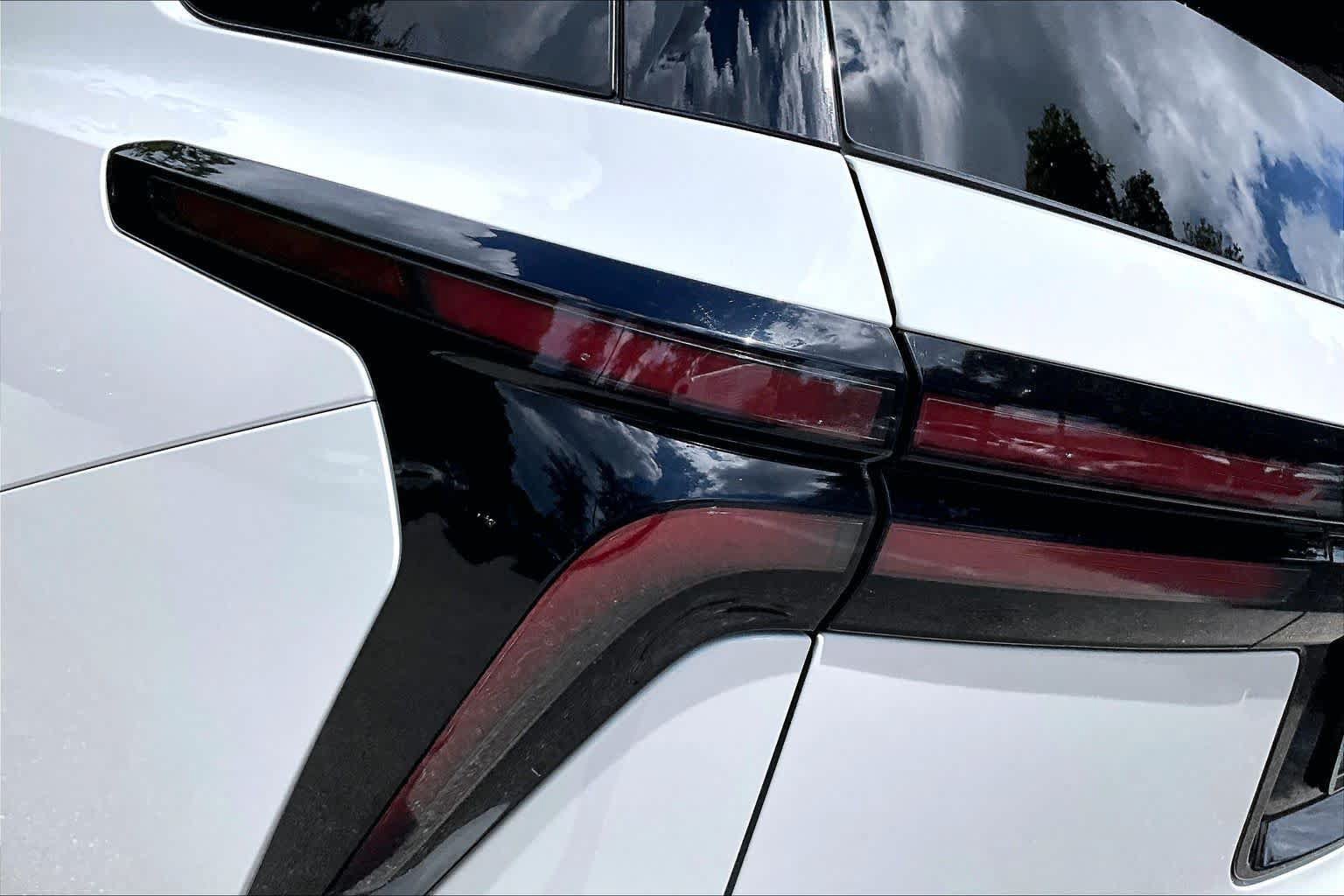 Used 2025 Chevrolet Traverse LT w/ Driver Confidence Package FWD image 29