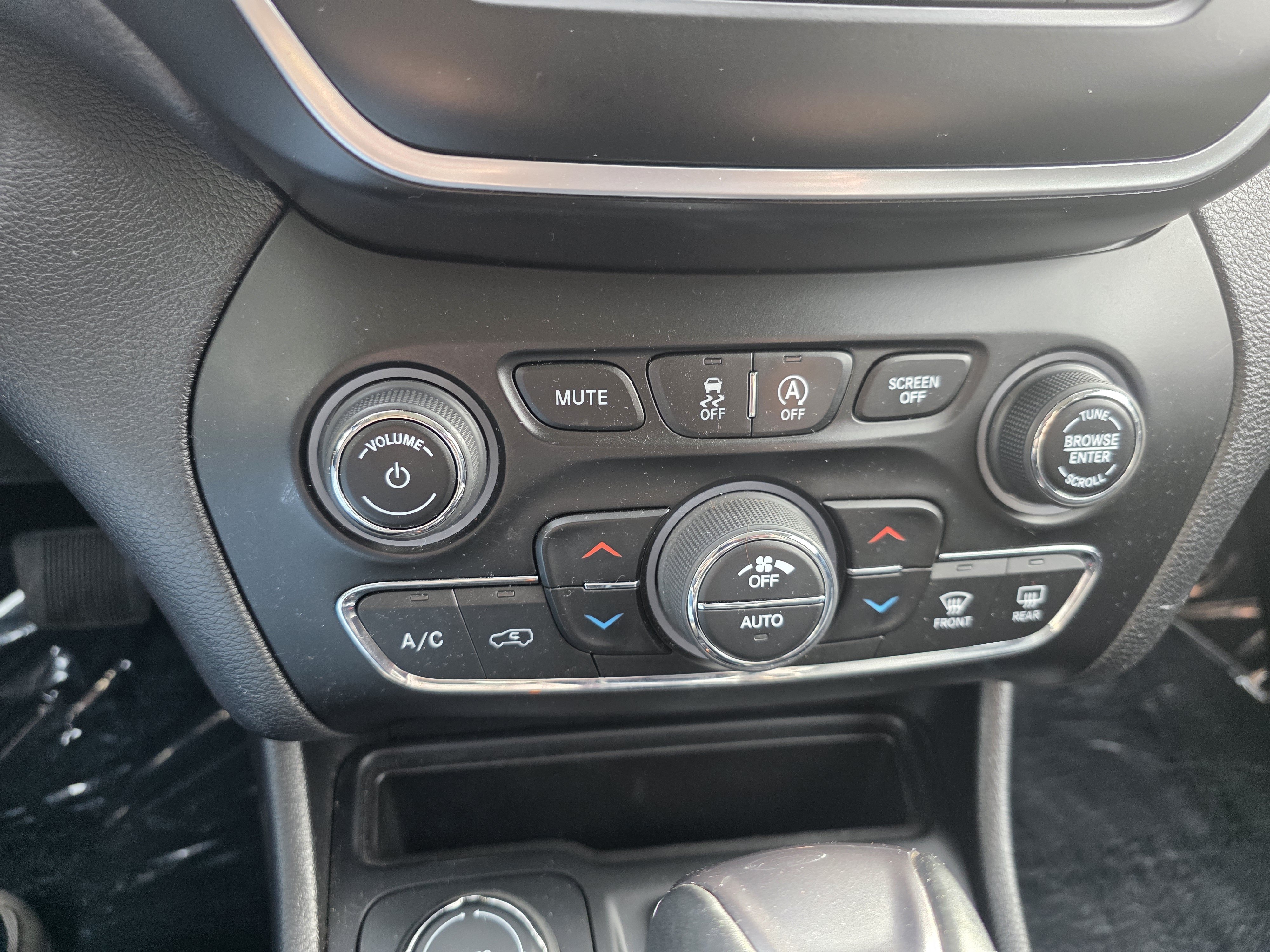Used 2020 Jeep Cherokee Latitude Lux w/ Comfort/Convenience Group AWD/4WD image 12