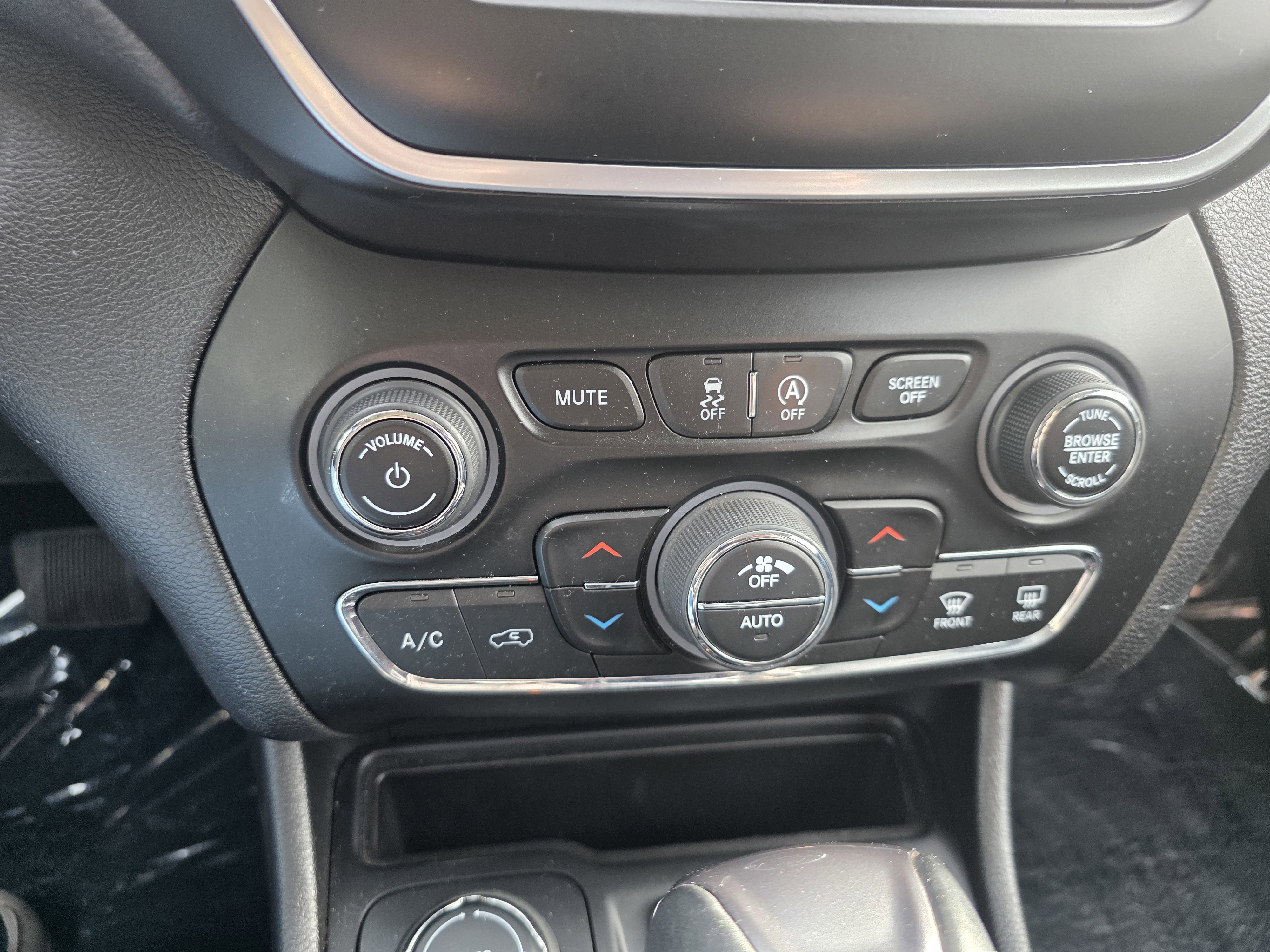 Used 2020 Jeep Cherokee Latitude Lux w/ Comfort/Convenience Group image 12