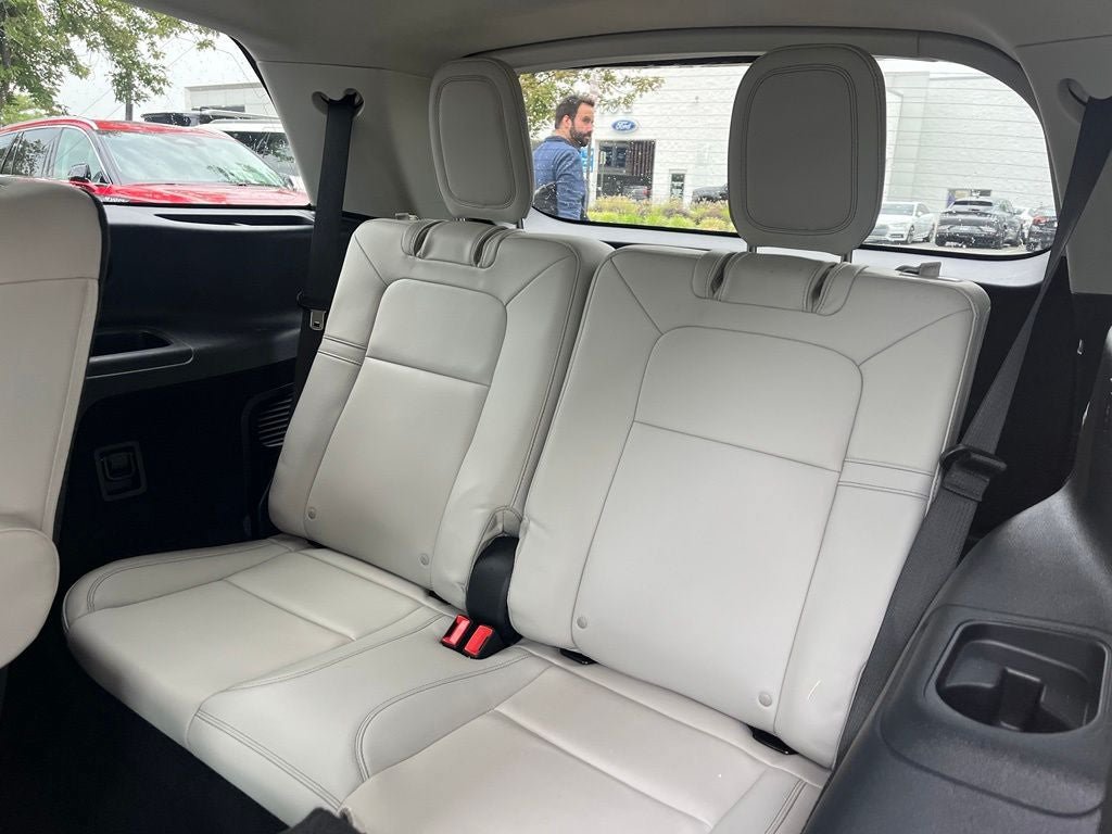Certified 2025 Lincoln Aviator AWD image 13