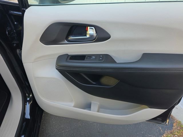 Used 2023 Chrysler Pacifica Touring-L image 27