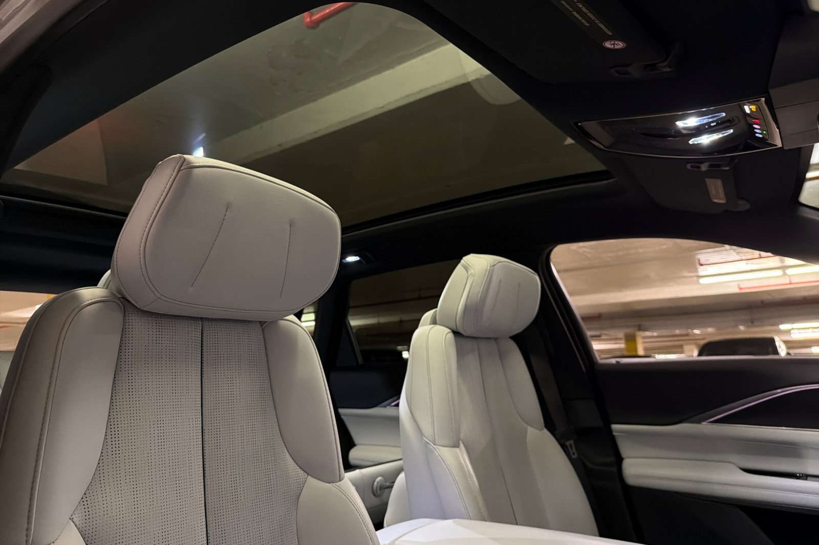 Used 2024 Cadillac Lyriq Luxury AWD/4WD image 16