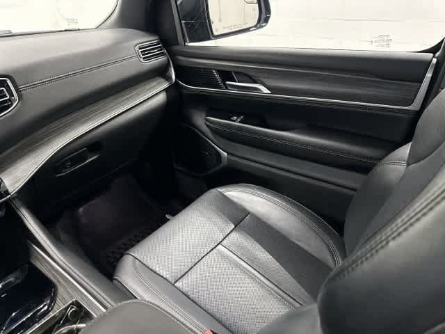 Used 2024 Jeep Wagoneer L Series II w/ Flexible Seating Group RWD image 13
