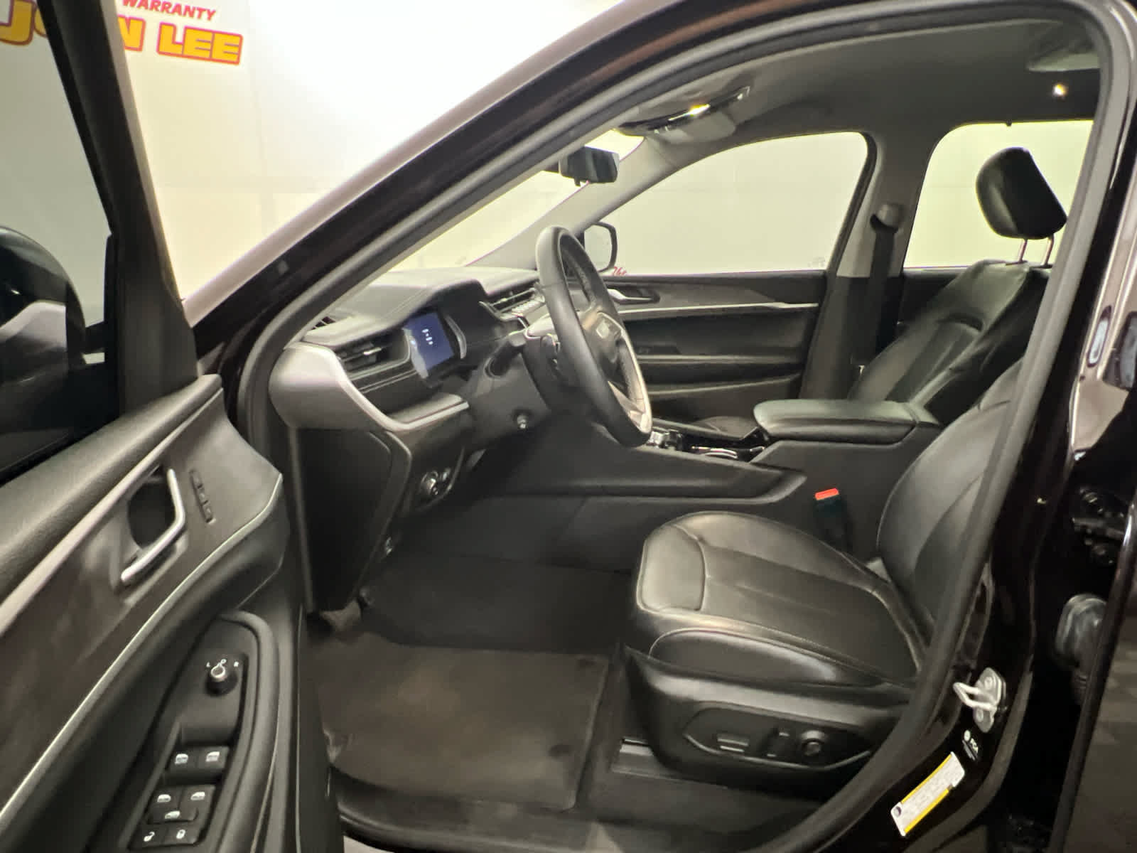 Used 2022 Jeep Grand Cherokee L Limited w/ Luxury Tech Group II RWD image 14