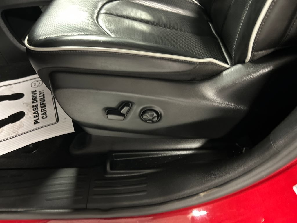 Used 2025 Chrysler Pacifica Limited FWD image 13