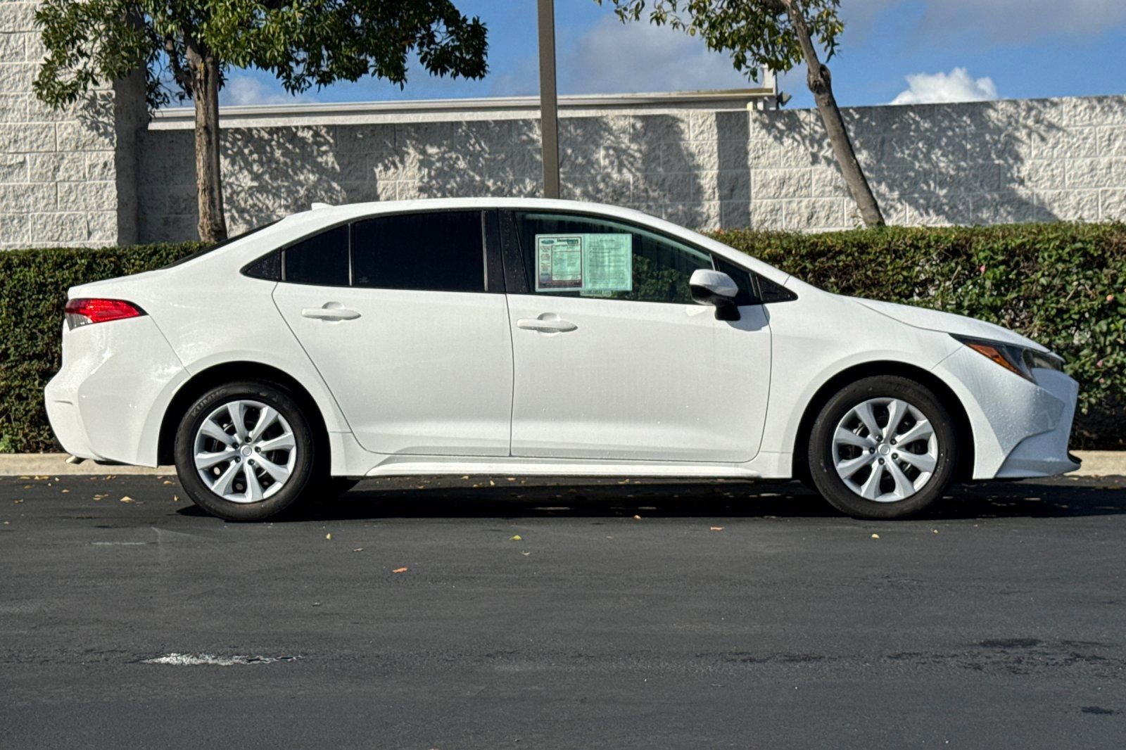 Used 2024 Toyota Corolla LE video 3