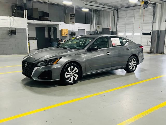 Used 2025 Nissan Altima 2.5 S FWD image 13