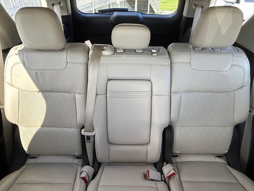 Used 2020 Ford Explorer Platinum w/ Premium Technology Package AWD/4WD image 13