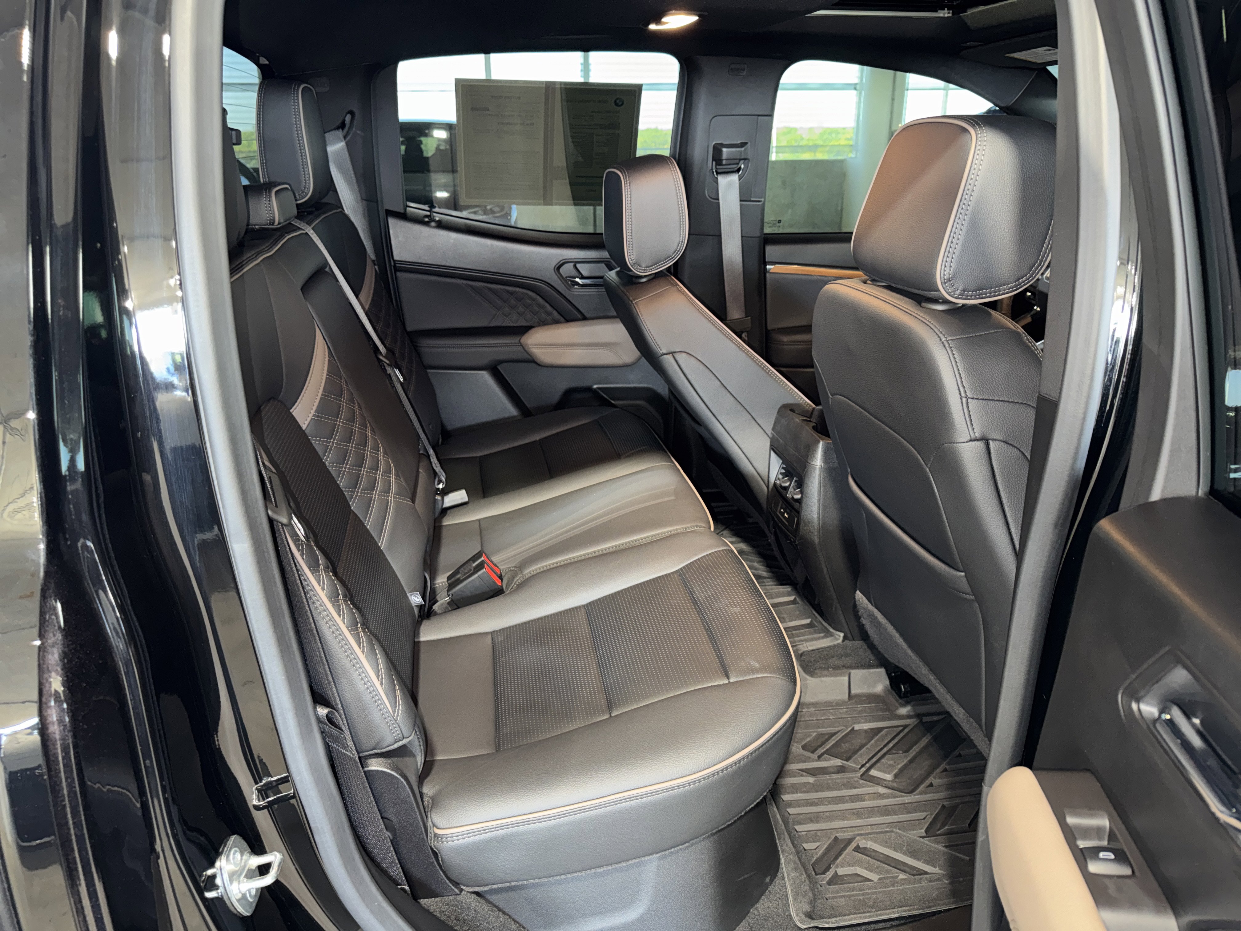 Used 2025 GMC Canyon Denali image 12