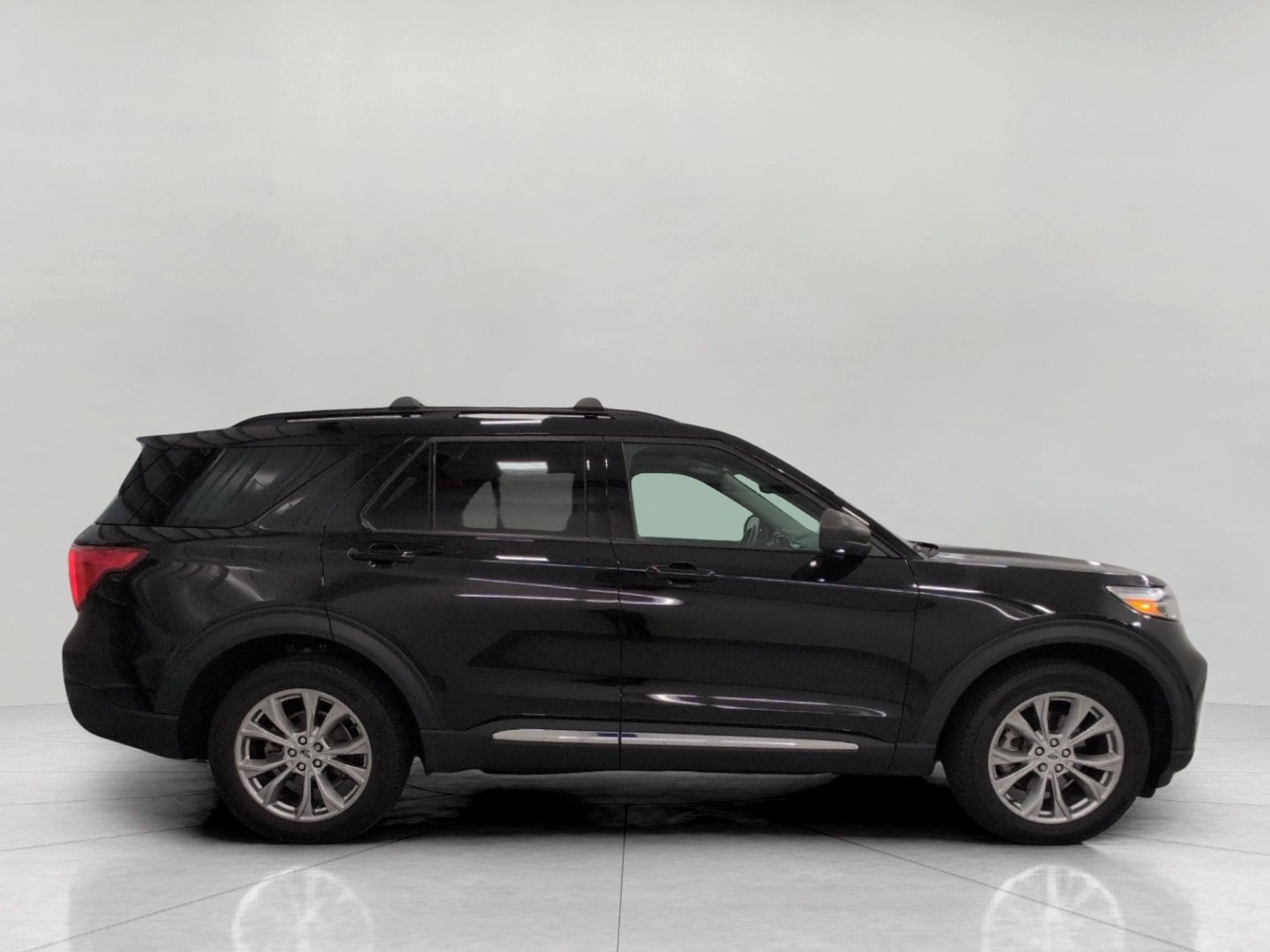Used 2024 Ford Explorer XLT w/ Equipment Group 202A AWD/4WD image 12