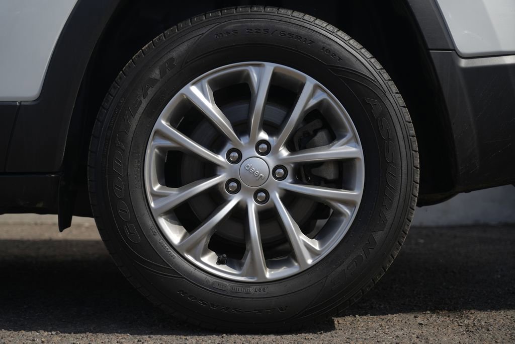 Used 2021 Jeep Cherokee Latitude Plus image 14