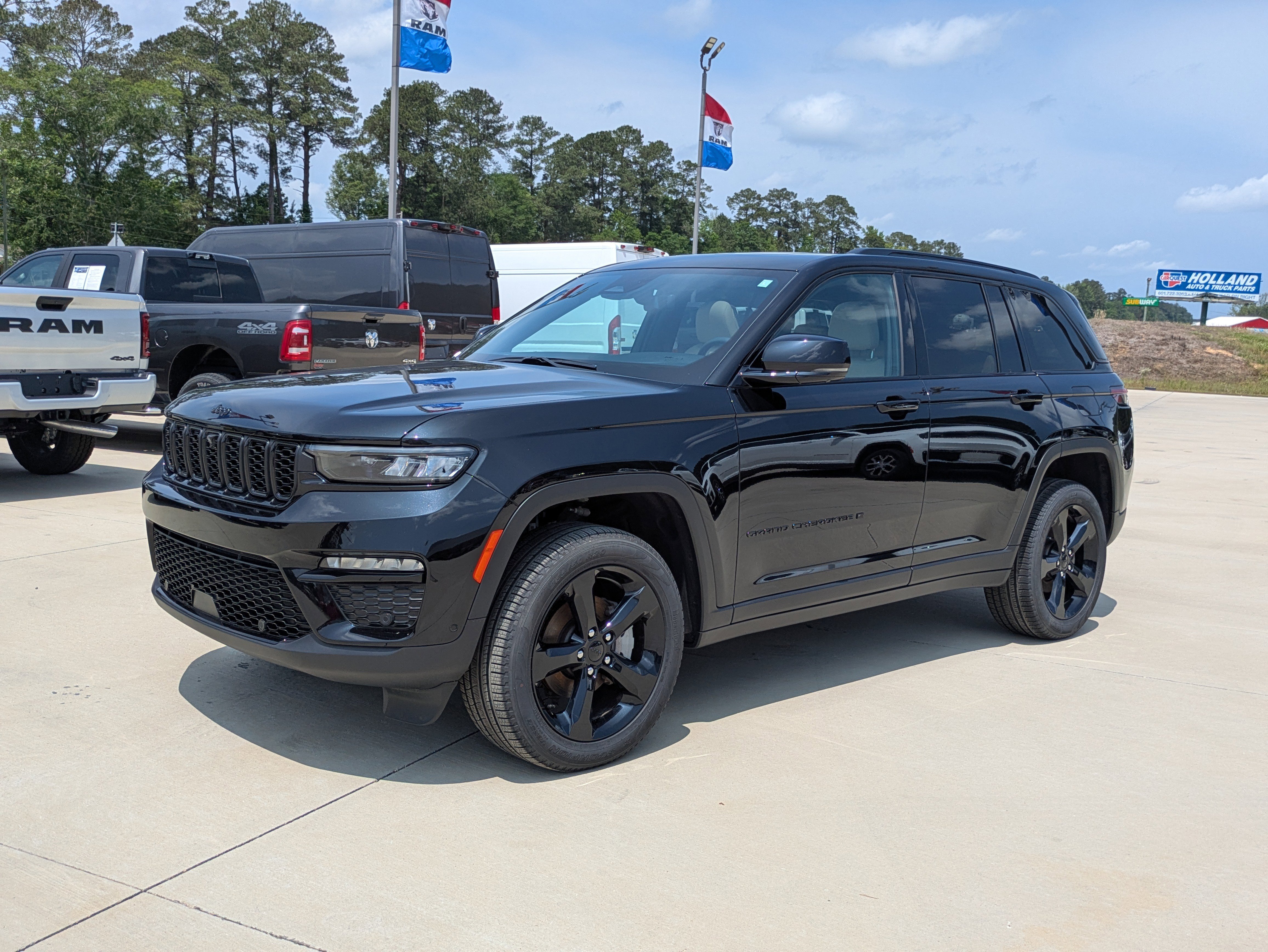 Used 2025 Jeep Grand Cherokee Limited w/ Luxury Tech Group II AWD/4WD image 4